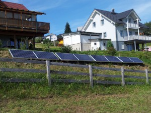 PV-Freiflächenanlage 2kWp  mit 5kWh Li-Ion Batteriespeicher in Diex / Kärnten für Wohnhausversorgung montiert